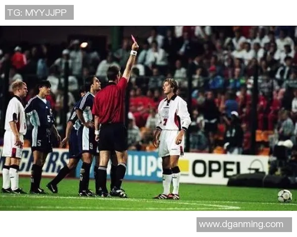 足球球星红牌风云榜:盘点历史上最具争议的十张红牌事件 足球球星红牌风云榜:盘点历史上最具争议的十张红牌事件