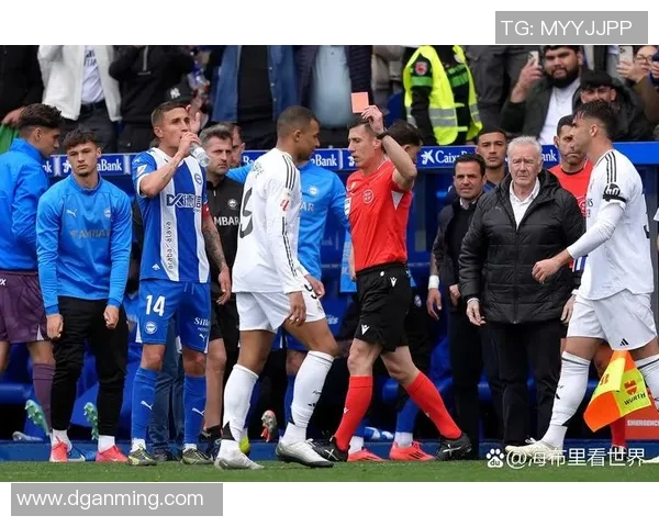 足球场上悠闲散步的球星引发热议其背后深层原因解析 足球场上悠闲散步的球星引发热议其背后深层原因解析