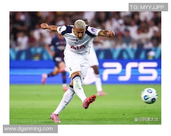 足球巨星齐聚球场竞技，激情对决点燃赛场热血新篇章