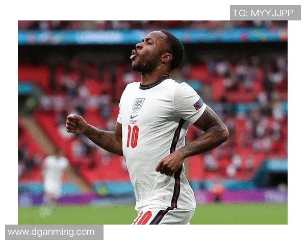 足球球星灿烂笑容瞬间 捕捉他们最真实的快乐与自信 足球球星灿烂笑容瞬间 捕捉他们最真实的快乐与自信